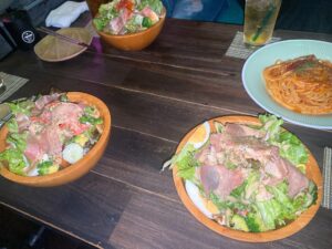 サラダ抱えた🥗 ͛.* 笑